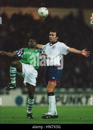 NEIL RUDDOCK & EFAN EKOKU INGHILTERRA V NIGERIA 18 Novembre 1994 Foto Stock