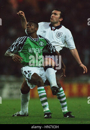 NEIL RUDDOCK & EFAN EKOKU INGHILTERRA V NIGERIA 18 Novembre 1994 Foto Stock