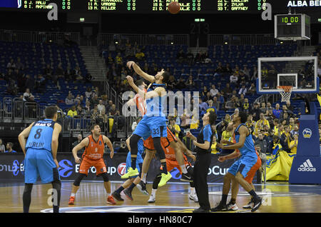 Berlino, Germania. 8 febbraio, 2017. Azione dall'EuroCup Top 16 BasketballAlba Berlino (blu kit) vs Valencia (kit arancione)all'inizio del match Credito: Paolo Velasco/Alamy Live News Foto Stock