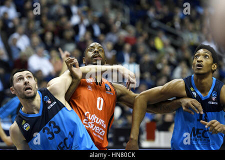 Berlino, Germania. 8 febbraio, 2017. Azione dall'EuroCup Top 16 BasketballAlba Berlino (blu kit) vs Valencia (arancione kit)#33 Tony Gaffney e #13 Malcolm Miller difendere contro #0 sarà Thomas Credito: Paolo Velasco/Alamy Live News Foto Stock