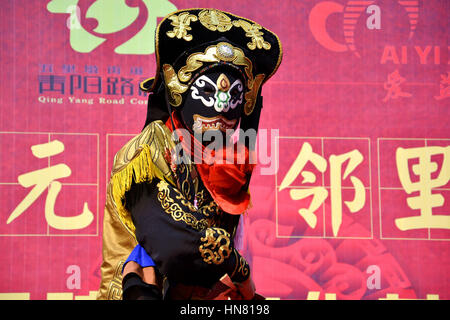 Hefei, Cina. Il 9 febbraio, 2017. Un attore esegue cambiando volto a un tempio fair di Hefei, Cina orientale della provincia di Anhui, 9 febbraio, celebra la festa delle lanterne che cade il 11 febbraio di quest'anno. Vari Spettacoli folk inclusi viso la modifica del Sichuan Opera può essere visto durante l'attività. Credito: SIPA Asia/ZUMA filo/Alamy Live News Foto Stock