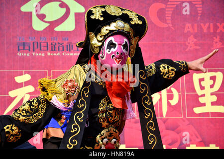 Hefei, Cina. Il 9 febbraio, 2017. Un attore esegue cambiando volto a un tempio fair di Hefei, Cina orientale della provincia di Anhui, 9 febbraio, celebra la festa delle lanterne che cade il 11 febbraio di quest'anno. Vari Spettacoli folk inclusi viso la modifica del Sichuan Opera può essere visto durante l'attività. Credito: SIPA Asia/ZUMA filo/Alamy Live News Foto Stock