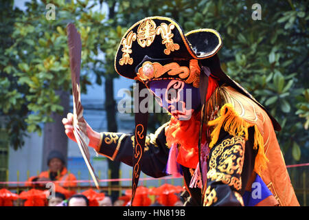 Hefei, Cina. Il 9 febbraio, 2017. Un attore esegue cambiando volto a un tempio fair di Hefei, Cina orientale della provincia di Anhui, 9 febbraio, celebra la festa delle lanterne che cade il 11 febbraio di quest'anno. Vari Spettacoli folk inclusi viso la modifica del Sichuan Opera può essere visto durante l'attività. Credito: SIPA Asia/ZUMA filo/Alamy Live News Foto Stock