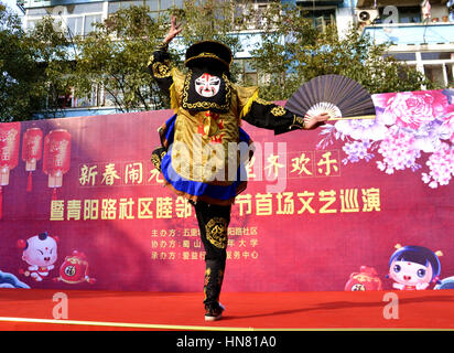 Hefei, Cina. Il 9 febbraio, 2017. Un attore esegue cambiando volto a un tempio fair di Hefei, Cina orientale della provincia di Anhui, 9 febbraio, celebra la festa delle lanterne che cade il 11 febbraio di quest'anno. Vari Spettacoli folk inclusi viso la modifica del Sichuan Opera può essere visto durante l'attività. Credito: SIPA Asia/ZUMA filo/Alamy Live News Foto Stock