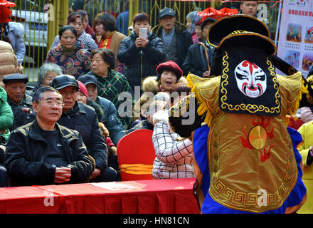 Hefei, Cina. Il 9 febbraio, 2017. Un attore esegue cambiando volto a un tempio fair di Hefei, Cina orientale della provincia di Anhui, 9 febbraio, celebra la festa delle lanterne che cade il 11 febbraio di quest'anno. Vari Spettacoli folk inclusi viso la modifica del Sichuan Opera può essere visto durante l'attività. Credito: SIPA Asia/ZUMA filo/Alamy Live News Foto Stock