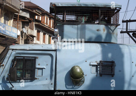 Srinagar Kashmir. Il 9 febbraio, 2017. Un indiano di paramilitari soldati di guardia al yop del veicolo blindato al checkpoint temporanea durante il coprifuoco e arresto sul quarto anniversario della esecuzione di Afzal Guru, che era segretamente impiccato e sepolto all'interno di Tihar è prigione il 9 febbraio 2013. Credito: sofi suhail/Alamy Live News Foto Stock