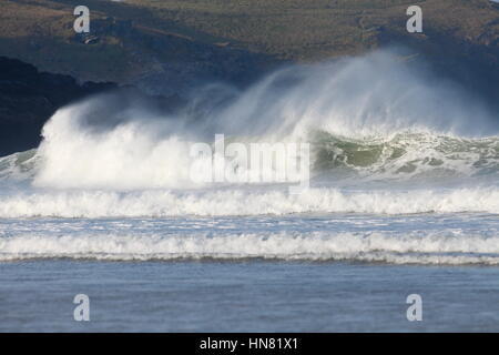 Newquay, Cornwall, Regno Unito. Il 9 febbraio, 2017. Forte offshore freddi venti soffiano indietro il high surf sulla costa nord della Cornovaglia su Fistral Beach. Credito: Nicholas Burningham/Alamy Live News Foto Stock