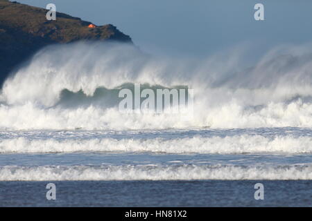 Newquay, Cornwall, Regno Unito. Il 9 febbraio, 2017. Forte offshore freddi venti soffiano indietro il high surf sulla costa nord della Cornovaglia su Fistral Beach. Credito: Nicholas Burningham/Alamy Live News Foto Stock