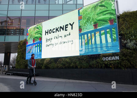 Londra, Regno Unito. Il 9 febbraio, 2017. Un iPad dipinto dall'artista, David Hockney è svelato per public display su una schermata di pubblicità al Westfield, Shepherd's Bush con una chiamata all azione "Mantenere la calma e a portare sul disegno'. Il 60 seconda graffa di creative è in corso di diffusione su grandi schermi pubblici in sette città del Regno Unito. David Hockney la retrospettiva si apre alla Tate Britain oggi . Credito: Stephen Chung/Alamy Live News Foto Stock