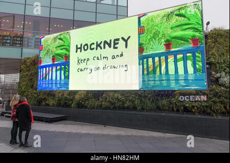 Westfield, Londra, Regno Unito. Il 9 febbraio, 2017. Il giorno Tate Britain's David Hockney mostra apre al pubblico, Tate mostrerà la premiere europeo di Untitled, 382, un iPad dipinto raffigurante Hockney di Los Angeles giardino, sulla sua più grande mai tela digitale. - Un enorme schermo più di 50m piazza fuori Westfield in Shepherd's Bush. Credito: Malcolm Park editoriale/Alamy Live News Foto Stock