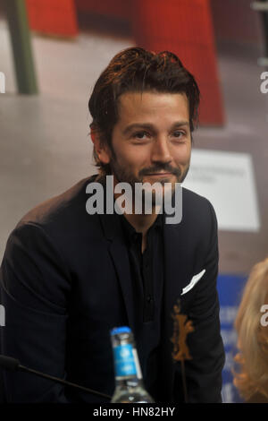 Berlino, Germania. Il 9 febbraio, 2017. Attore Diego Luna assiste la giuria internazionale conferenza stampa nel corso della sessantasettesima Berlinale Festival Internazionale del Film al Grand Hyatt Hotel. Credito Credito: Gianfranco Zanin/Alamy Live News Foto Stock