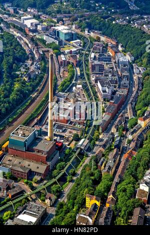 Wuppertal, Germania. 03Sep, 2015. Vista aerea di edifici e capannoni di produzione presso la sede dei produttori di sostanze chimiche Bayer sotto il fiume Wupper con la sua struttura in acciaio del Wuppertaler funivia nonché le rotaie della Deutsche Bahn AG in Wuppertal nello stato della Renania settentrionale-Vestfalia. 3 Settembre 2015 | Utilizzo di credito in tutto il mondo: dpa/Alamy Live News Foto Stock