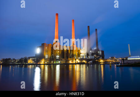 Wolfsburg, Germania. 06 Dic, 2016. Le ciminiere della Volkswagen complesso industriale illuminato di luce rossa a Wolfsburg, Germania, 06 dicembre 2016. | Utilizzo di credito in tutto il mondo: dpa/Alamy Live News Foto Stock