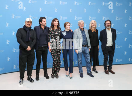 Berlino, Germania. Il 9 febbraio, 2017. Presidente della giuria per la 67th Berlinale Festival Internazionale del Film, regista olandese Paul Verhoeven (terza R) e gli altri membri della giuria frequentare un photocall a Berlino, capitale della Germania, nel febbraio 9, 2017. Credito: Shan Yuqi/Xinhua/Alamy Live News Foto Stock