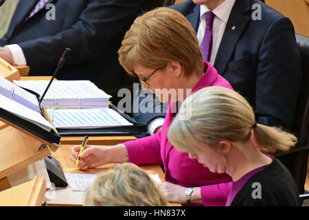 Edimburgo, Scozia, Regno Unito. Il 9 febbraio, 2017. Nicola lo storione (C) al primo ministro di domande al parlamento scozzese, Credito: Ken Jack/Alamy Live News Foto Stock