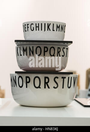 Bocce con lettere in un stile litografica - una delle molte tendenze nel 2017 - sono visualizzati su un tavolo presso il suo stand di Design Lettere presso l'anteprima della fiera Ambiente in Frankfurt am Main, Germania, 09 febbraio 2017. Dal 10 al 14 febbraio gli espositori sono la presentazione dei loro prodotti per cenare, dando, e di vivere. Foto: Susann Prautsch/dpa Foto Stock