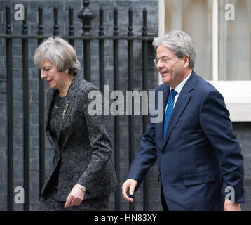 Londra, Regno Unito. Il 9 febbraio, 2017. Il primo ministro può saluta PM italiano Paolo Gentiloni al di fuori 10 Downing Street Credit: Ian Davidson/Alamy Live News Foto Stock