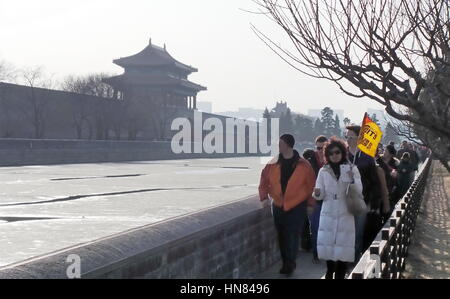 Pechino, Cina. 8 febbraio, 2017. La gente visita presso il Museo del Palazzo Imperiale a Pechino Capitale della Cina, Febbraio 8, 2017. Pechino ha rafforzato la tutela dei siti culturali negli ultimi anni, intesi a migliorare l'ambiente per le persone di vita e di viaggio. Credito: Li Xin/Xinhua/Alamy Live News Foto Stock