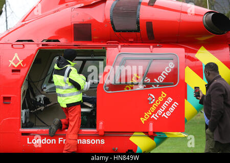 Parco di castagni, a nord di Londra, Regno Unito. Il 9 febbraio, 2017. Un membro del team paramedico si prepara per il paziente Credito: Dinendra Haria/Alamy Live News Foto Stock