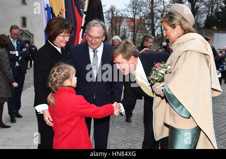 Wittenberg, Deutschland. 09Feb, 2017. König Willem-Alexander (2.v.r.) und Königin Maxima der Niederlande (r) werden am 09.02.2017 a Wittenberg (Sachsen-Anhalt) vor der Schloßlirche von Blumenkind Magdalena, Ministerpräsident Sachsen-Anhalts Reiner Haseloff (CDU) und circuizione Frau Gabriele begrüsst. Foto: Jens Kalaene/dpa /dpa/Alamy Live News Foto Stock