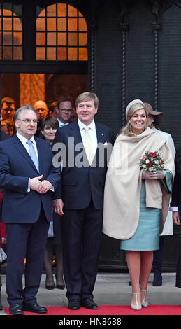 Wittenberg, Germania. 09Feb, 2017. Reiner Haseloff (L-R), premier dello stato tedesco Sassonia-Anhalt, Willem-Alexander re e regina Maxima dei Paesi Bassi visitare il castello chiesa in Wittenberg, Germania, 09 febbraio 2017. Foto: Hendrik Schmidt/dpa-Zentralbild/dpa/Alamy Live News Foto Stock