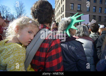 Boston, Massachusetts, USA. Xxi gen, 2017. Presso il Boston donna Marzo a partire da Boston Common più di 175.000 manifestanti sono scesi in strada dopo l inaugurazione del nuovo presidente degli Stati Uniti in opposizione a Donald trionfi commenti su donne e molto di più. Credito: Kenneth Martin/ZUMA filo/Alamy Live News Foto Stock