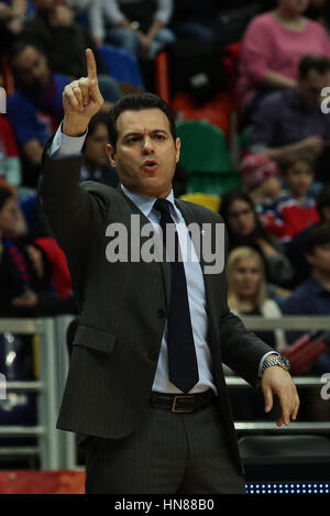 Mosca, Russia. Il 9 febbraio, 2017. Dimitris Itoudis, allenatore del CSKA Mosca di Russia, reagisce durante l'Eurolega di basket partita contro la Crvena Zvezda di Belgrado in Serbia a Mosca, Russia, Febbraio 9, 2017. Il CSKA ha vinto 102-80. Credito: Evgeny Sinitsyn/Xinhua/Alamy Live News Foto Stock