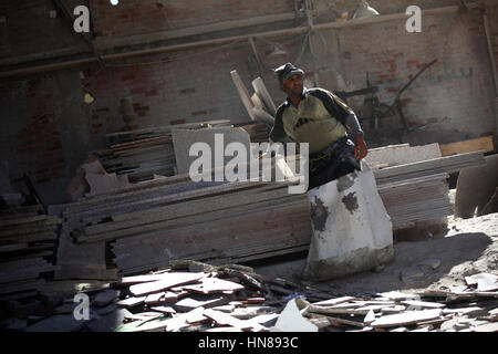 Il Cairo. 7 febbraio, 2017. Un uomo lavora in marmo e granito la fabbrica del Cairo in Egitto nel Febbraio 7, 2017. Shaq el-Thoban, situato in Hellwan del Cairo, è uno dei principali centri di marmo e granito industria in tutto il mondo. La zona ospita fino a 400 fabbriche e migliaia di lavoratori. La maggior parte del marmo e granito qui sono esportati in tutto il mondo, soprattutto in Europa e in Cina. Credito: Ahmed Gomaa/Xinhua/Alamy Live News Foto Stock