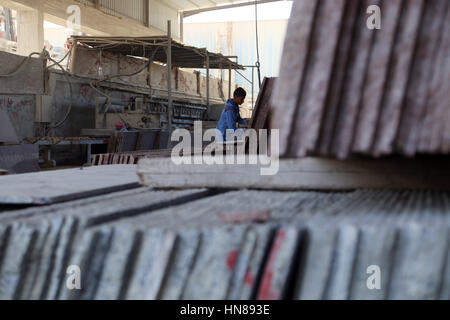 Il Cairo. 7 febbraio, 2017. Un uomo lavora in marmo e granito la fabbrica del Cairo in Egitto nel Febbraio 7, 2017. Shaq el-Thoban, situato in Hellwan del Cairo, è uno dei principali centri di marmo e granito industria in tutto il mondo. La zona ospita fino a 400 fabbriche e migliaia di lavoratori. La maggior parte del marmo e granito qui sono esportati in tutto il mondo, soprattutto in Europa e in Cina. Credito: Ahmed Gomaa/Xinhua/Alamy Live News Foto Stock