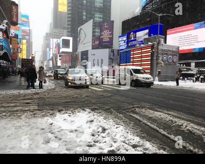 New york, Stati Uniti d'America. 09feb, 2017. tempesta di neve in new york. Credito: zsofia magdolna rupnik/alamy live news Foto Stock