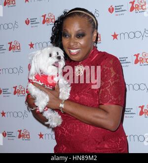 New York, NY, STATI UNITI D'AMERICA. Il 9 febbraio, 2017. Star Jones di presenze per American Heart Association di andare in rosso per donne abito rosso pista Collezione Fashion Show, Hammerstein sala da ballo presso il centro di Manhattan, New York, NY Febbraio 9, 2017. Credito: RCF/Everett raccolta/Alamy Live News Foto Stock