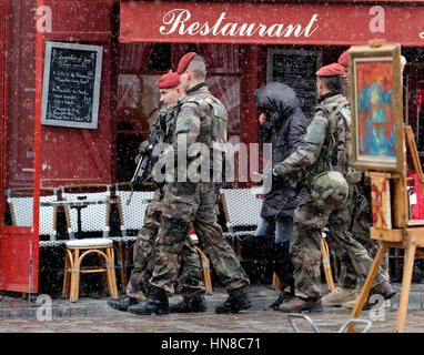 Parigi, UK. 10 Febbraio, 2017. Le truppe francesi di pattuglia in giro per le strade del quartiere di Montmartre, Parigi. Credito Foto: Ian Rutherford/Alamy Live News Foto Stock