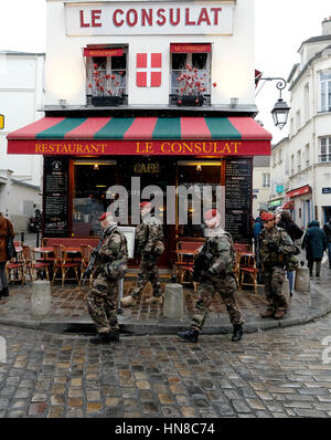 Parigi, UK. 10 Febbraio, 2017. Le truppe francesi di pattuglia in giro per le strade del quartiere di Montmartre, Parigi. Credito Foto: Ian Rutherford/Alamy Live News Foto Stock