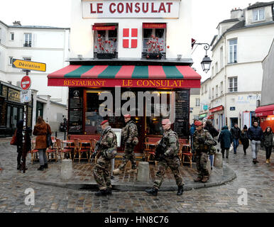Parigi, UK. 10 Febbraio, 2017. Le truppe francesi di pattuglia in giro per le strade del quartiere di Montmartre, Parigi. Credito Foto: Ian Rutherford/Alamy Live News Foto Stock