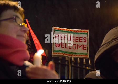 Londra, Regno Unito. Il 10 febbraio, 2016. Gli attivisti durante una veglia per bambino refugess fuori Downing street esigono che le duplicazioni emendamento viene emanata e che il governo fa passi immediati per prendere i bambini rifugiati dalla Siria. Credito: Thabo Jaiyesimi/Alamy Live News Foto Stock