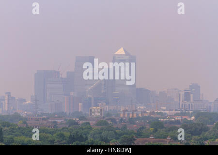 Lo skyline di Londra dello smog. Giorno nebuloso, smog, inquinamento atmosferico su Canary Wharf città di Londra, visto da Becton nella zona est di Londra, Regno Unito Foto Stock