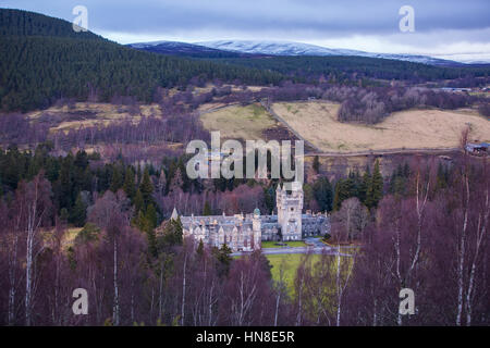 Veduta aerea del castello di Balmoral, di proprietà della famiglia reale, vicino a Ballater in Aberdeenshire, Scotland, Regno Unito Foto Stock