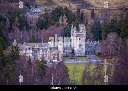 Veduta aerea del castello di Balmoral, di proprietà della famiglia reale, vicino a Ballater in Aberdeenshire, Scotland, Regno Unito Foto Stock