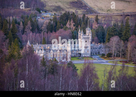 Veduta aerea del castello di Balmoral, di proprietà della famiglia reale, vicino a Ballater in Aberdeenshire, Scotland, Regno Unito Foto Stock