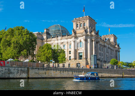 Il palazzo del Reichstag e il fiume Sprea a Berlino Foto Stock