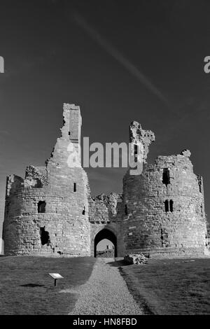 Cielo estivo, Dunstanburgh Castle, Nord Northumbrian Costa, Northumbria County, England, Regno Unito Foto Stock