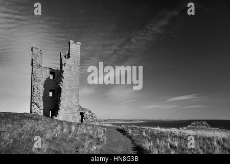 Cielo estivo, Dunstanburgh Castle, Nord Northumbrian Costa, Northumbria County, England, Regno Unito Foto Stock