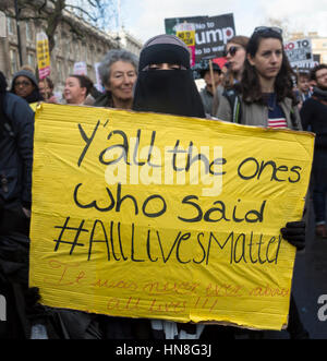 Una donna musulmana si erge con un segno che si riferisce alla risposta in bianco a #BlackLivesMatter che #AllLivesMatter ma non sembra vita musulmana. Foto Stock