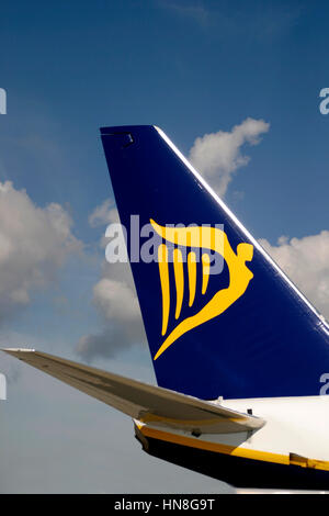 Logo tailfin di un aereo ryanair contro il cielo blu. Foto Stock