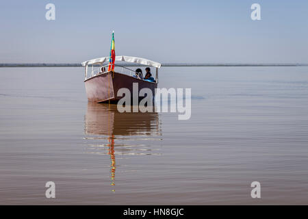Una famiglia etiope fate un viaggio in battello sul lago, lago Ziway, Etiopia Foto Stock