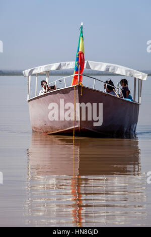 Una famiglia etiope fate un viaggio in battello sul lago, lago Ziway, Etiopia Foto Stock