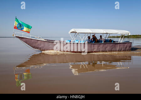 Una famiglia etiope fate un viaggio in battello sul lago, lago Ziway, Etiopia Foto Stock