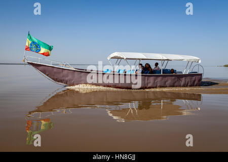 Una famiglia etiope fate un viaggio in battello sul lago, lago Ziway, Etiopia Foto Stock