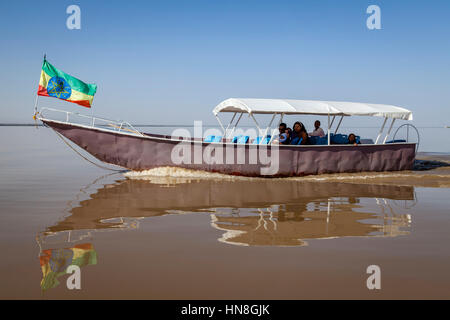 Una famiglia etiope fate un viaggio in battello sul lago, lago Ziway, Etiopia Foto Stock