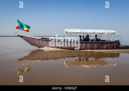 Una famiglia etiope fate un viaggio in battello sul lago, lago Ziway, Etiopia Foto Stock